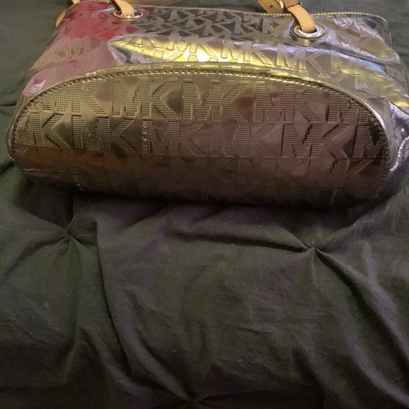 Michael Kors bag slitty used not to big not yo small. - Picture 4 of 6